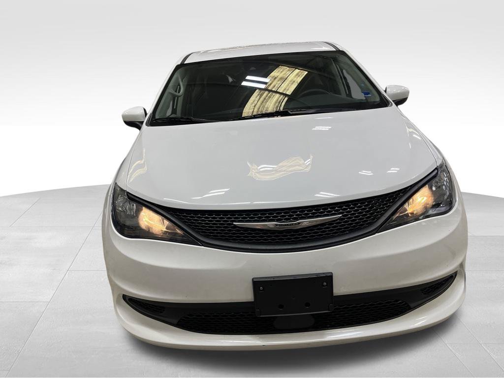 Used 2023 Chrysler Voyager LX FWD image 9