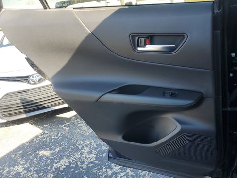 Used 2023 Toyota Venza LE image 13