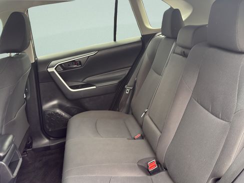 Used 2021 Toyota RAV4 LE AWD/4WD image 16