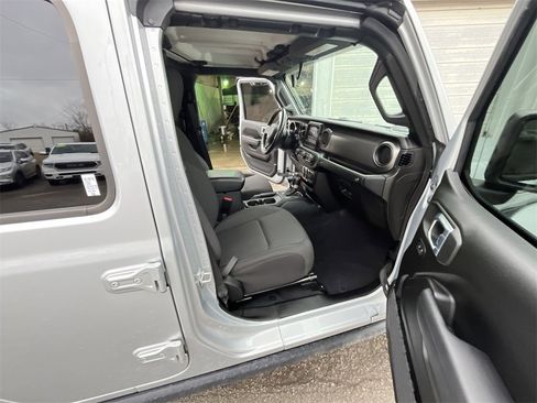 Used 2022 Jeep Gladiator Willys image 24