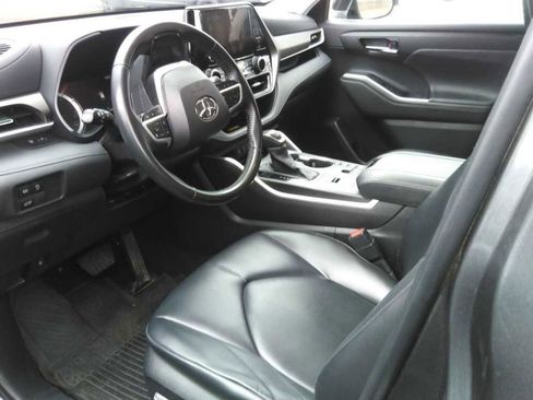Used 2023 Toyota Highlander XLE image 5