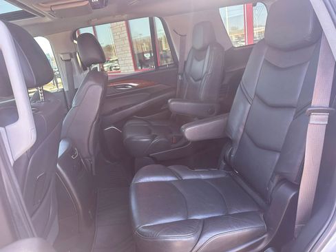 Used 2017 Cadillac Escalade Luxury AWD/4WD image 11