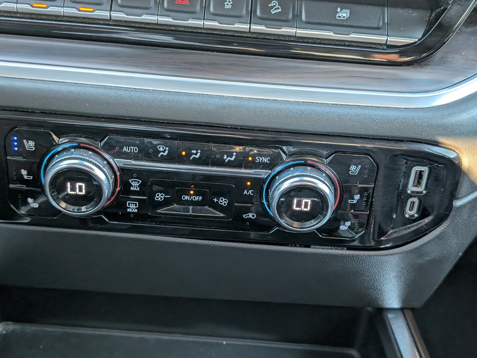 Used 2022 GMC Sierra 1500 SLT w/ SLT Premium Plus Package AWD/4WD image 17