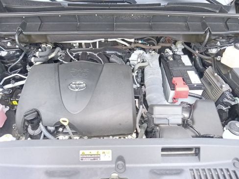 Used 2022 Toyota Highlander XLE AWD/4WD image 36
