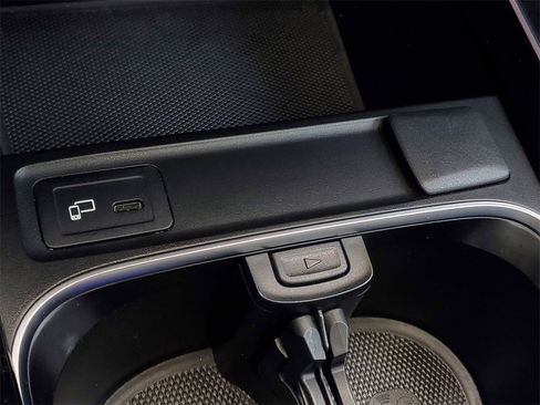 Used 2021 Mercedes-Benz GLB 250 4MATIC w/ Premium Package image 23