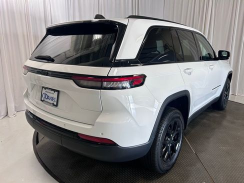 Used 2025 Jeep Grand Cherokee Altitude RWD image 29