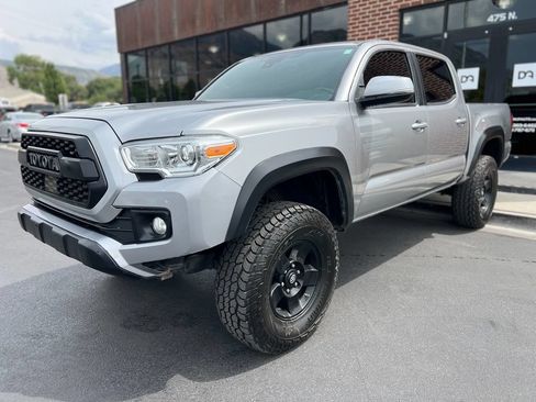 Used 2018 Toyota Tacoma TRD Off-Road AWD/4WD image 8