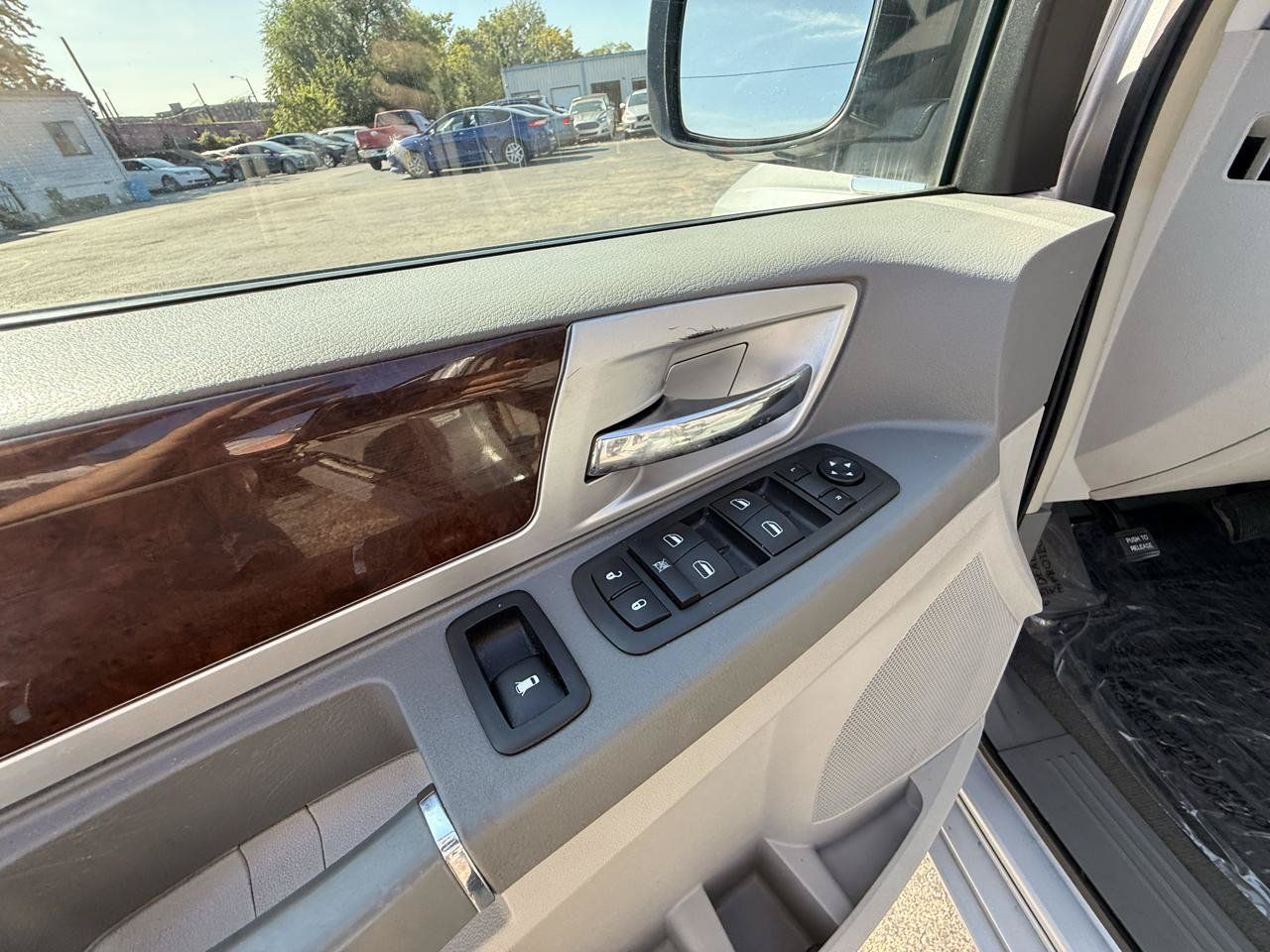 Used 2010 Chrysler Town & Country Touring FWD image 10