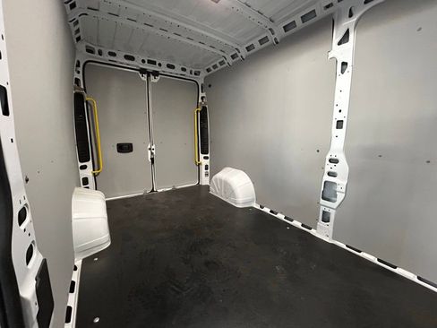 Used 2025 RAM ProMaster 2500 w/ Convenience Group image 31