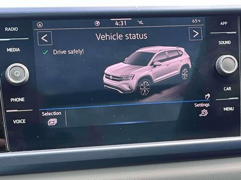Used 2022 Volkswagen Taos SE w/ Panoramic Sunroof Package FWD image 23