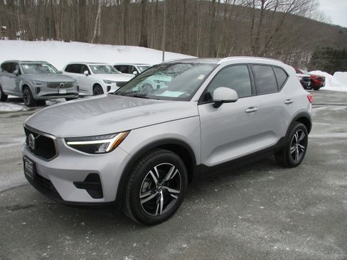 Certified 2023 Volvo XC40 B5 Core w/ Convenience Package image 1