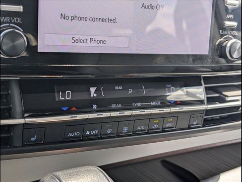 Used 2023 Toyota Sienna XLE FWD image 17