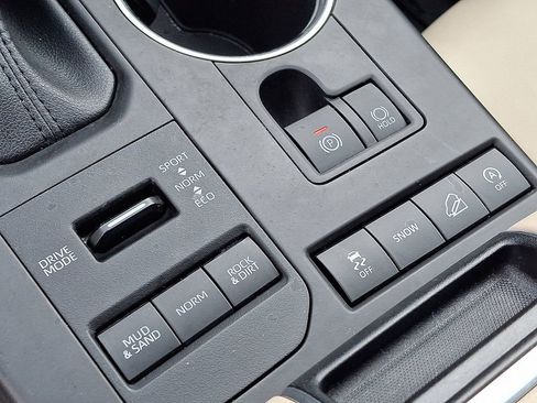 Used 2022 Toyota Highlander XLE image 26