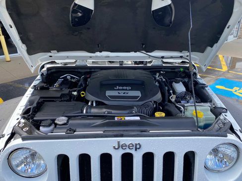 Used 2016 Jeep Wrangler Unlimited Rubicon AWD/4WD image 6