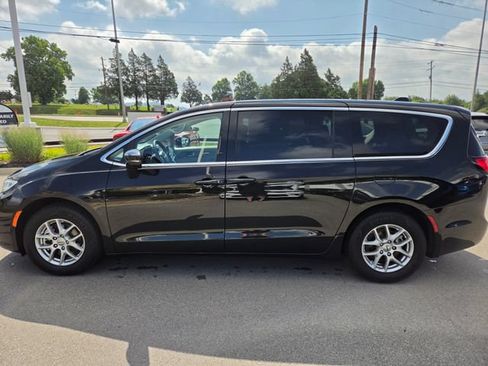 Used 2024 Chrysler Pacifica Touring-L FWD image 13