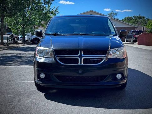 Used 2017 Dodge Grand Caravan SXT FWD image 2