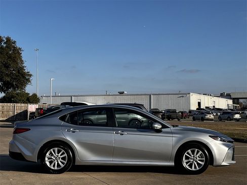 Used 2025 Toyota Camry LE image 3