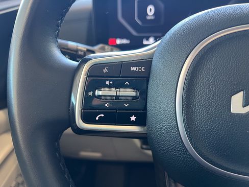 Used 2025 Kia Carnival SX FWD image 22
