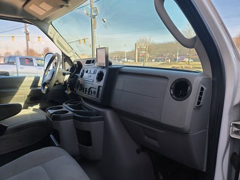 Used 2016 Ford E-450 and Econoline 450 Super Duty image 12