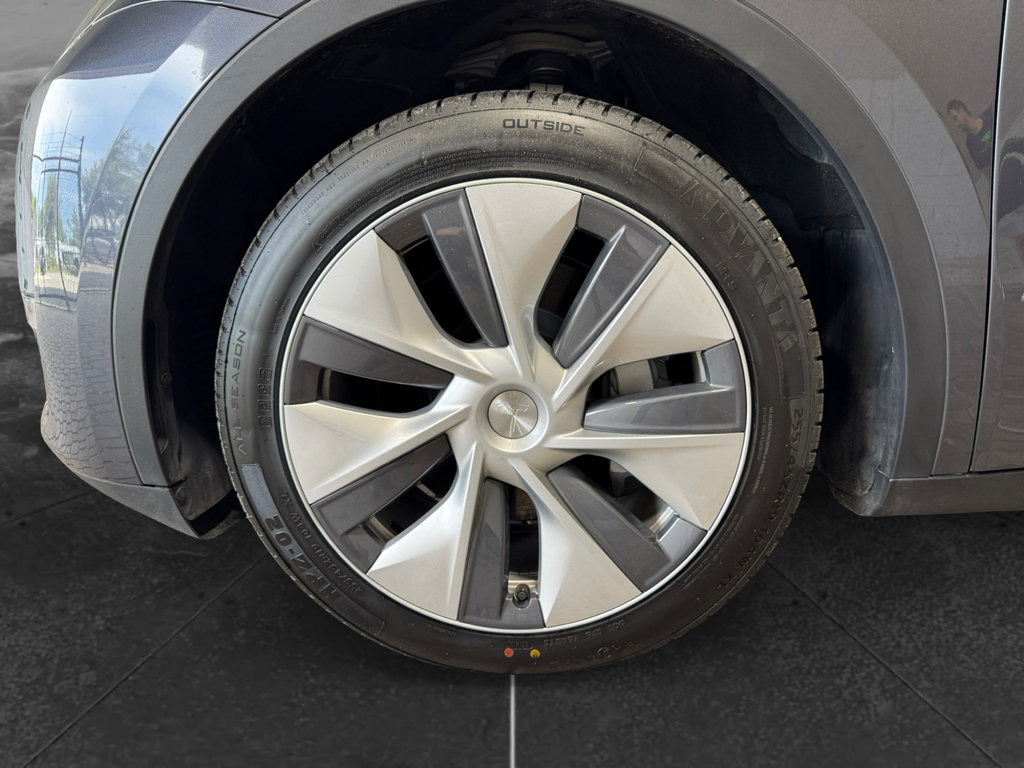 Used 2023 Tesla Model Y 2WD image 30