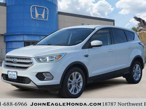 Used 2017 Ford Escape SE FWD image 1