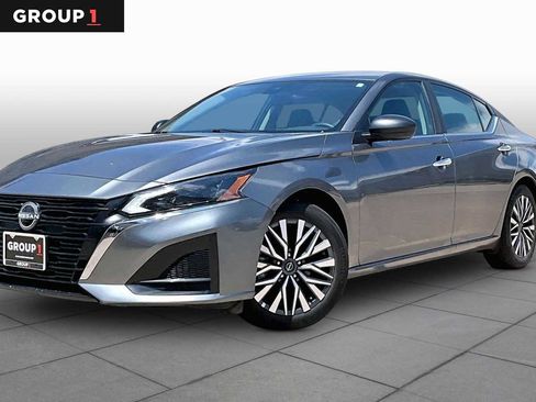 Used 2025 Nissan Altima 2.5 SV FWD image 1
