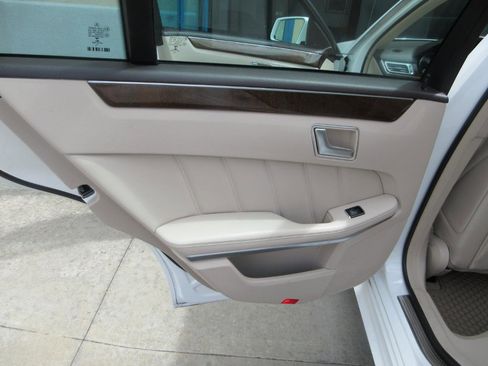 Used 2014 Mercedes-Benz E 550 4MATIC Sedan image 37