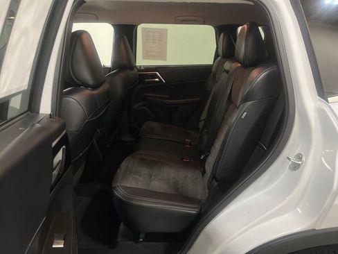 Used 2024 Mitsubishi Outlander SE image 23