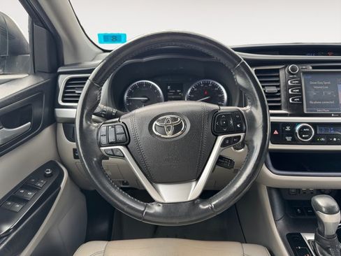Used 2019 Toyota Highlander XLE AWD/4WD image 12