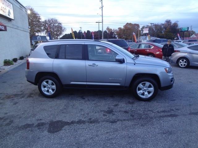 Used 2017 Jeep Compass Latitude FWD image 4