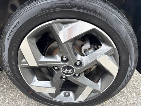 Used 2024 Hyundai Venue SEL FWD image 9