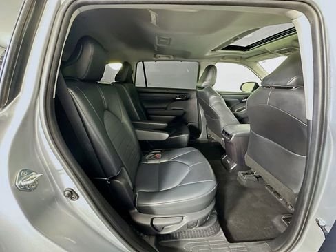 Used 2022 Toyota Highlander XLE image 27