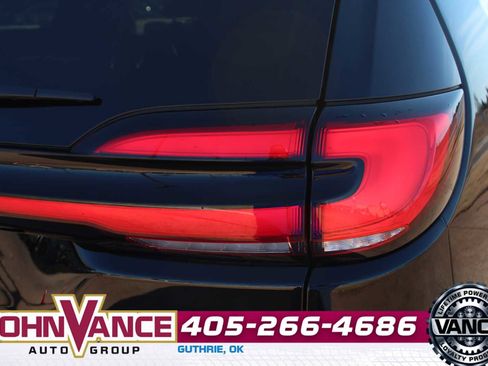 Used 2025 Chrysler Pacifica Limited image 14
