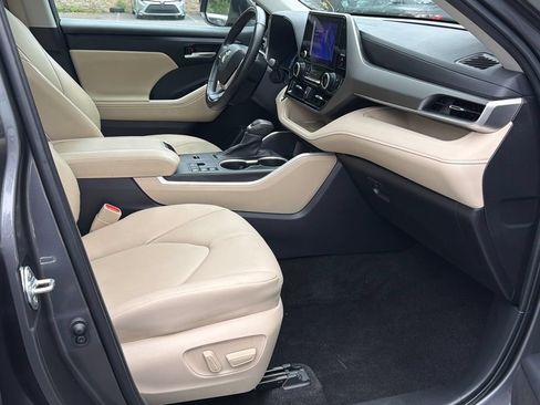 Used 2023 Toyota Highlander XLE AWD/4WD image 8