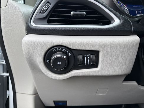 Used 2023 Chrysler Pacifica Touring-L AWD/4WD image 15