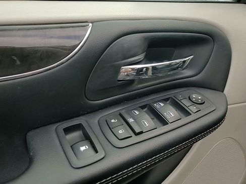 Used 2016 Chrysler Town & Country Touring w/ Driver Convenience Group image 12