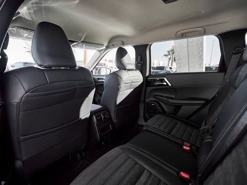 New 2025 Mitsubishi Outlander SE image 23