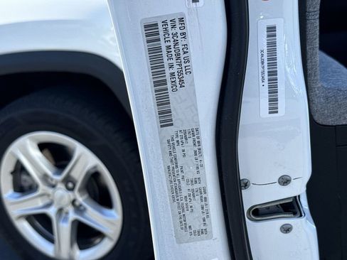 Used 2023 Jeep Compass Latitude image 24