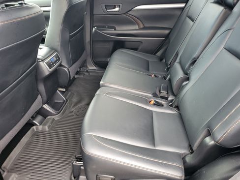 Used 2017 Toyota Highlander XLE image 15