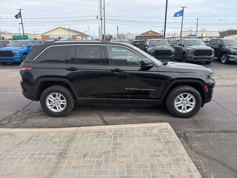Used 2023 Jeep Grand Cherokee Laredo AWD/4WD image 7