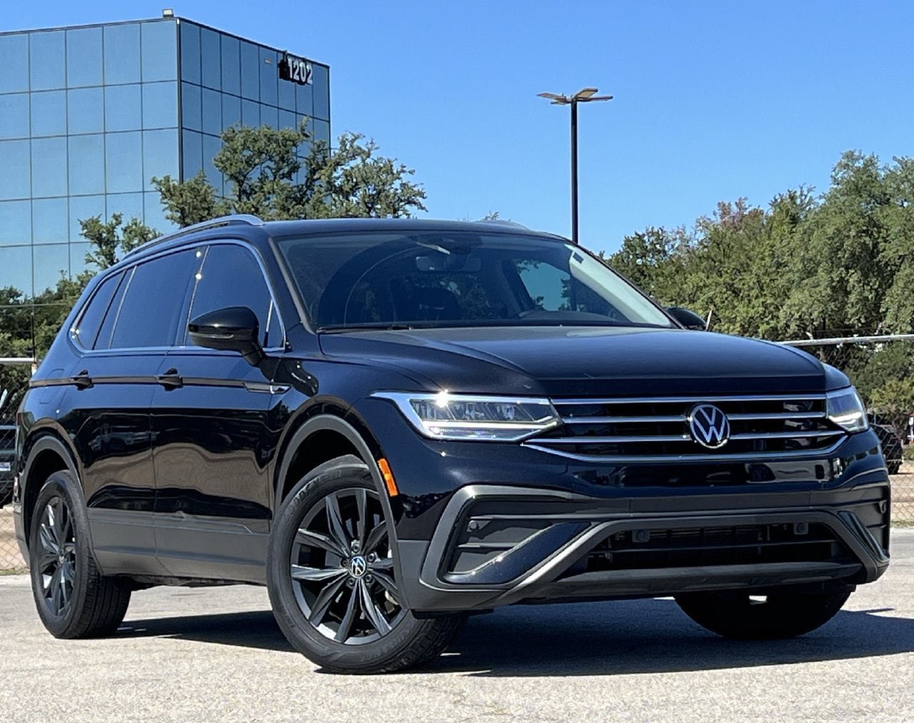 Used 2024 Volkswagen Tiguan SE w/ Panoramic Sunroof Package FWD image 2