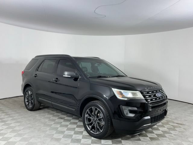 Used 2017 Ford Explorer XLT w/ Equipment Group 202A AWD/4WD image 3