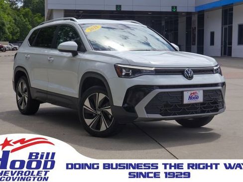Used 2025 Volkswagen Taos SE AWD/4WD image 1