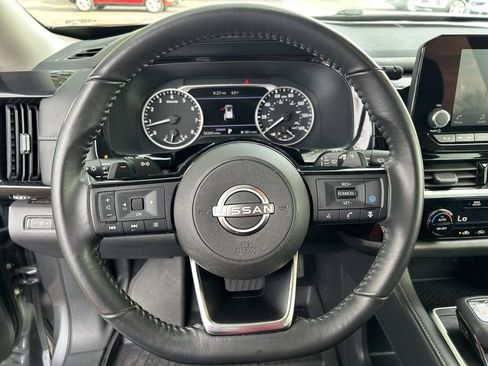 Used 2022 Nissan Pathfinder SV image 16