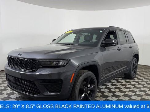 Used 2023 Jeep Grand Cherokee Altitude AWD/4WD image 3