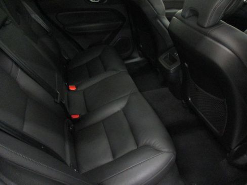 Used 2022 Volvo XC60 B5 Momentum image 13