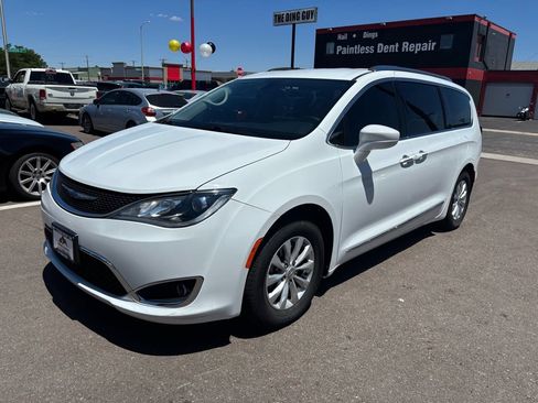 Used 2019 Chrysler Pacifica Touring-L FWD image 3