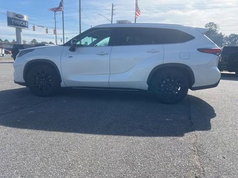 Used 2023 Toyota Highlander XLE image 5