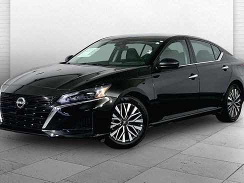 Used 2025 Nissan Altima 2.5 SV FWD image 12