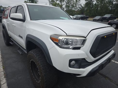 Used 2017 Toyota Tacoma TRD Off-Road AWD/4WD image 8